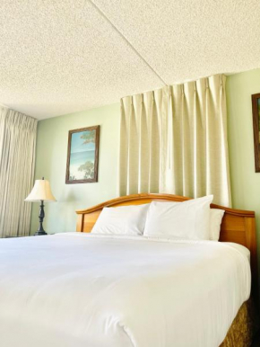 Lovely 1BR condo one block from Waikiki Beach